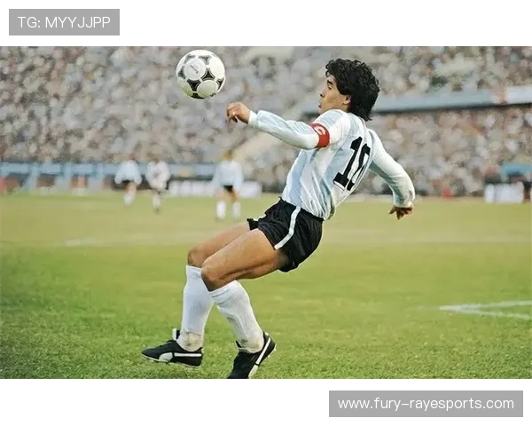 马拉多纳背影图揭示传奇球星的孤独与坚韧之路